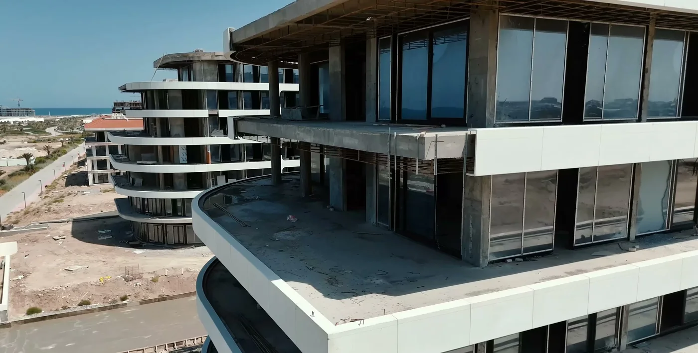 Palm Beach — соседний комплекс к востоку, осень 2025: корпуса со скруглёнными балконами