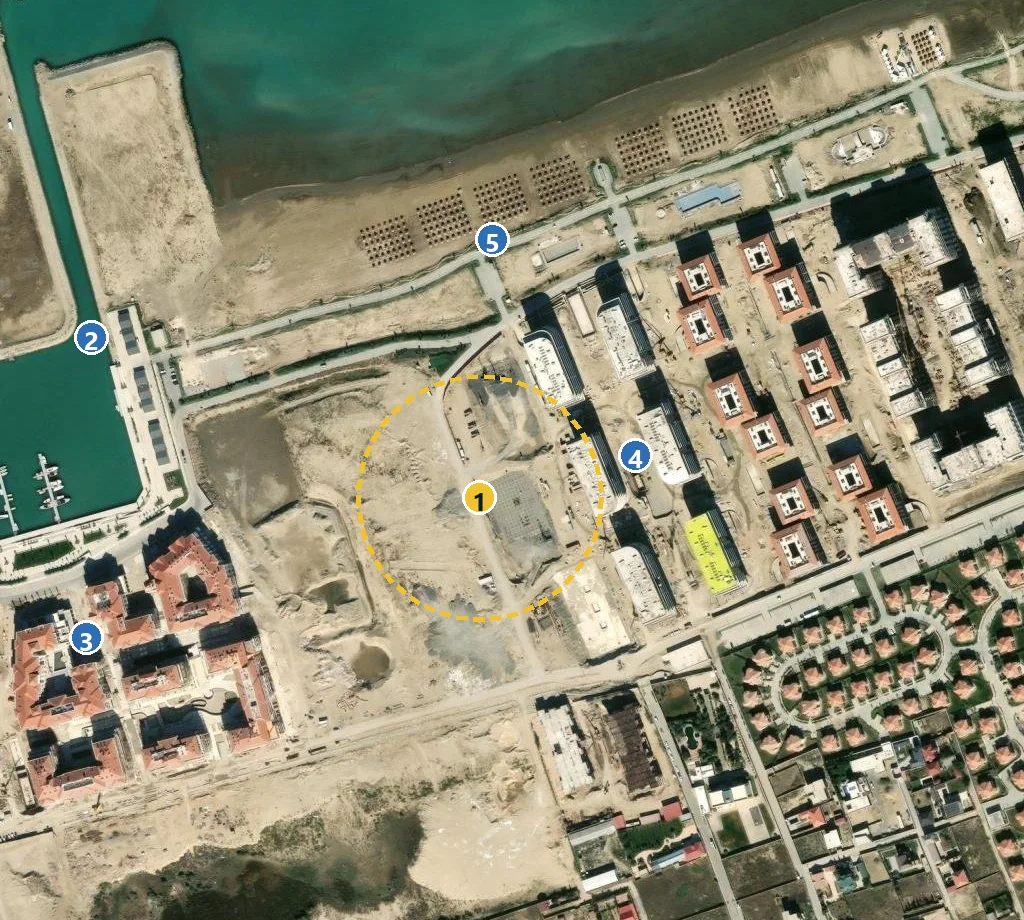 Спутник: 1 — примерное место Riviera Residence (жёлтый пунктир — ±110 м), 2 — гавань яхт-клуба, 3 — Marina Village, 4 — Palm Beach, 5 — пляж