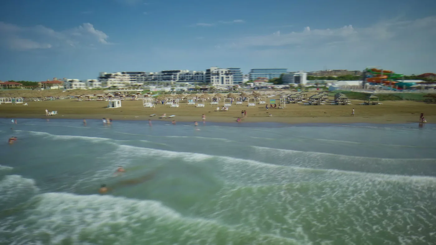 Пляж Sea Breeze с воды, 2026 год (какой именно участок берега — в ролике не сказано)